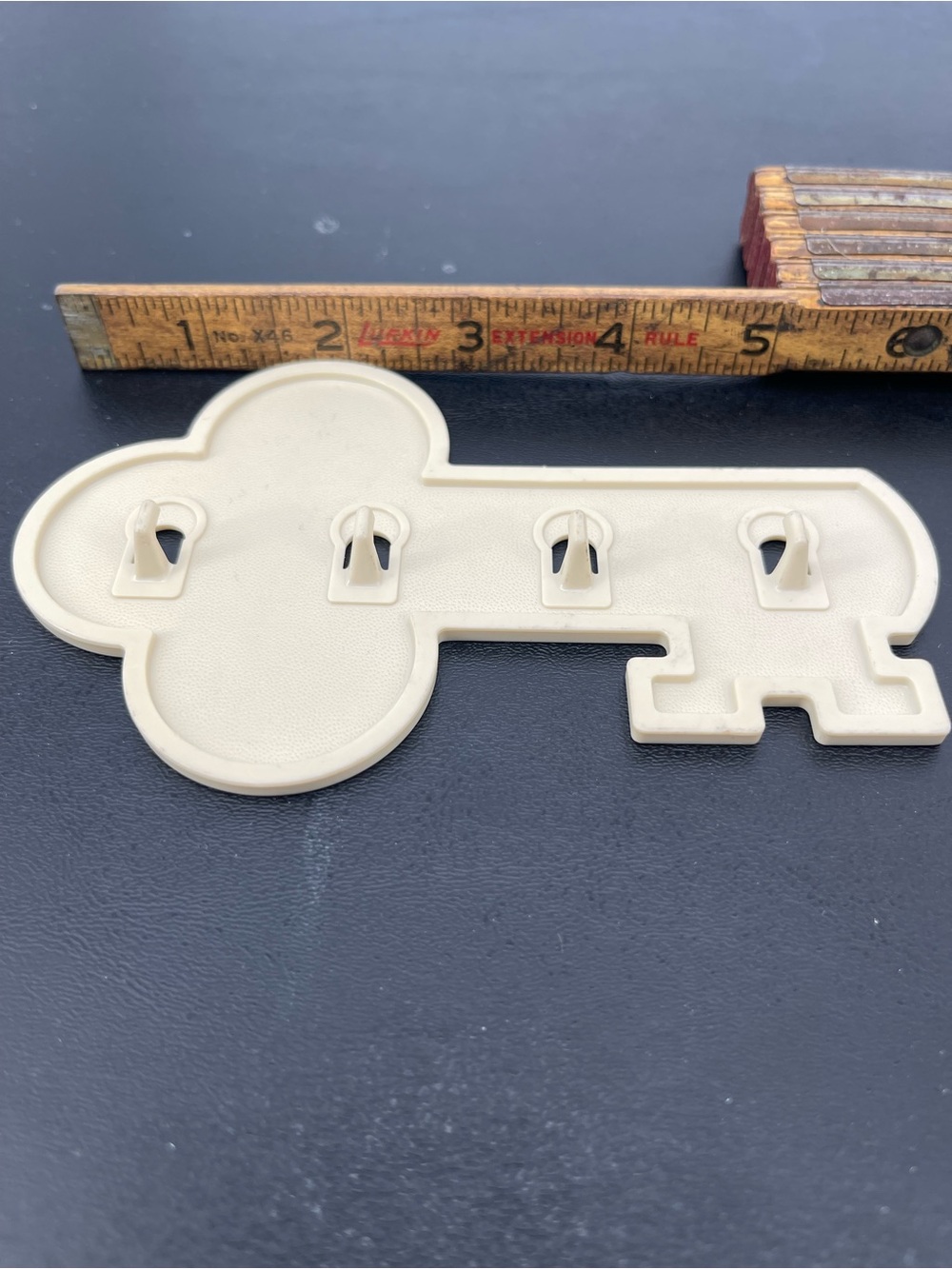Tupperware Cream Key-Shaped Wall Hook Rack #1453-2 - Picture 2 of 6